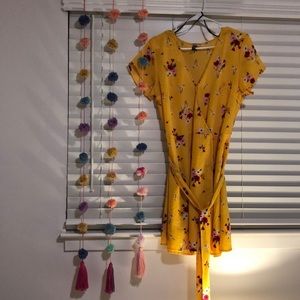 Yellow dress w/ flowers 💓